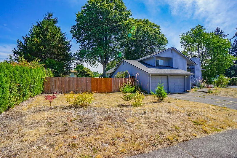 4 bed, 2.5 bath, 2038 sqft, $3,000 — Photo 2