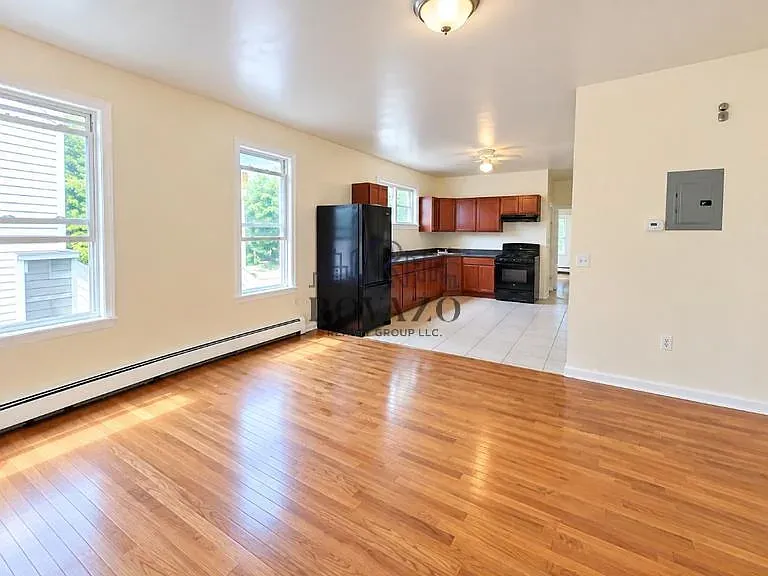 3 bed, 800 sqft, $2,250 — Photo 3