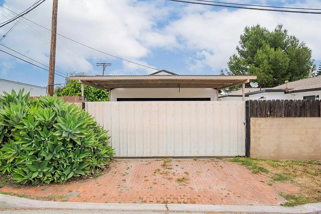 26613 Leesdale Ave — Photo 3