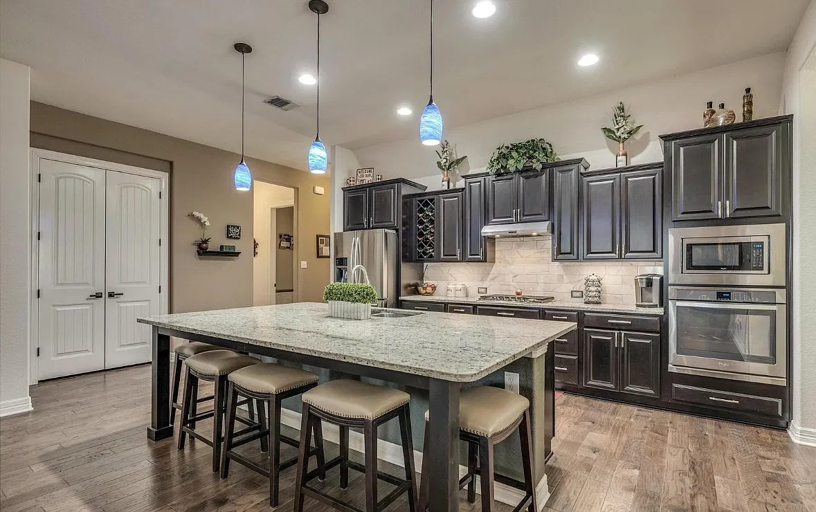 5 bed, 3409 sqft, $3,500 — Photo 1
