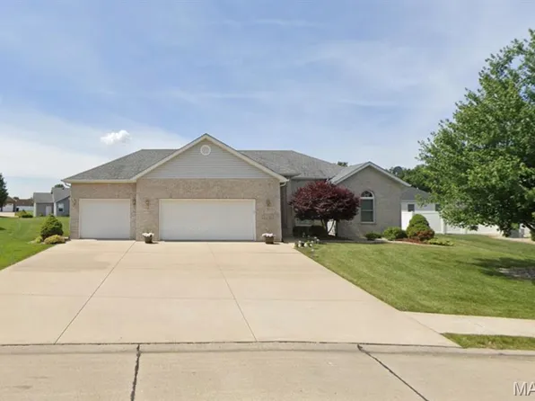 26 Woodcrest Dr, Bethalto, IL 62010