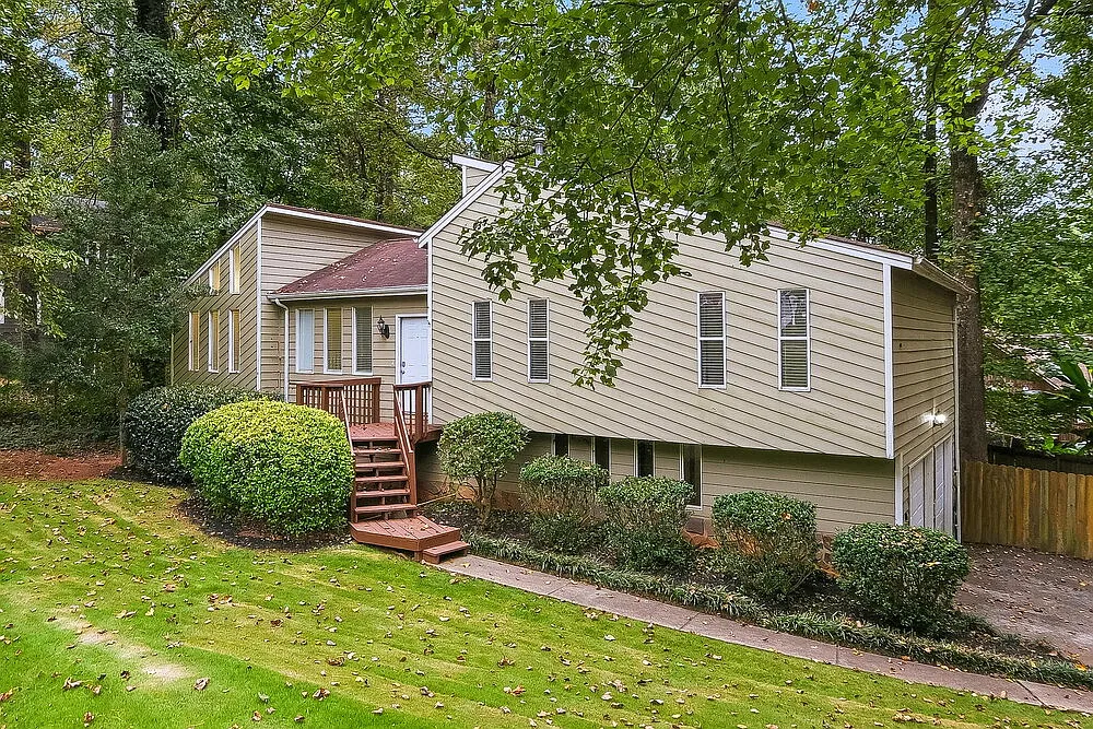 3 bed, 2.0 bath, 2084 sqft, $2,225 — Photo 4