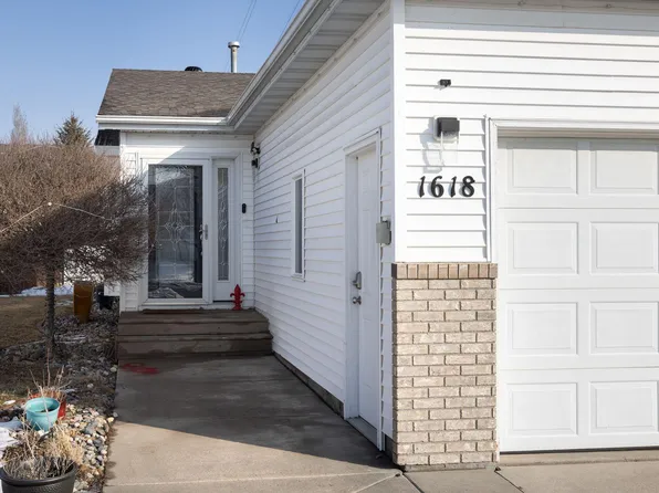 1618 Suntree Dr, West Fargo, ND 58078