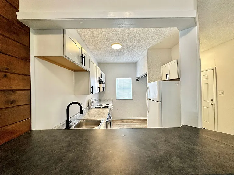 210 SW 17th St — Photo 6
