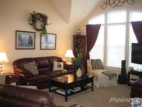 Large Great room w/vaulted ceilings, lots of natural light