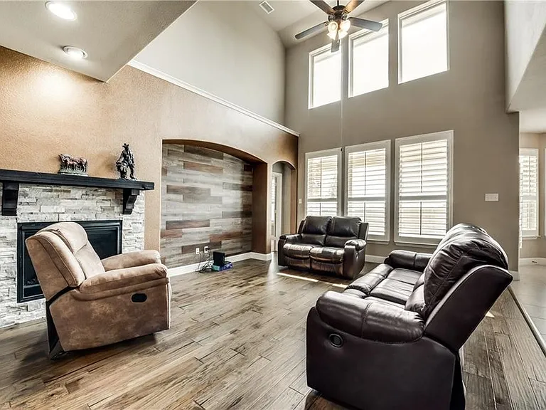 1025 Spring Falls Dr — Photo 2