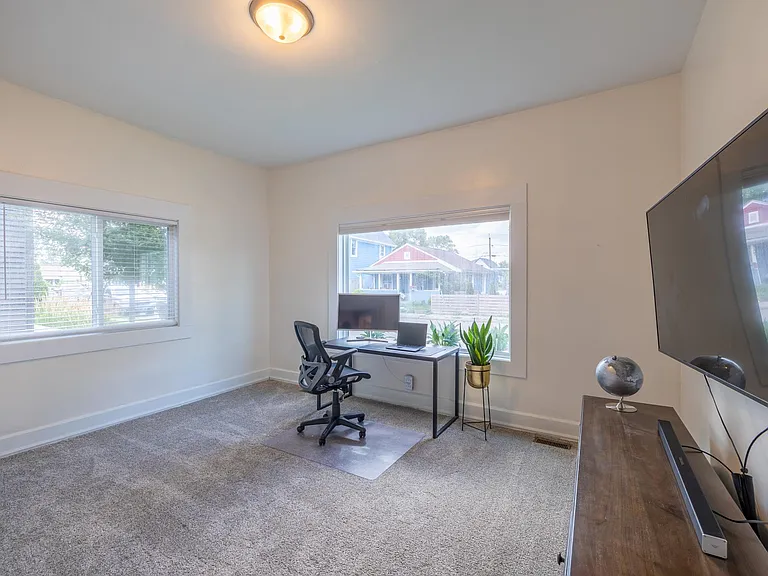 2205 Pleasant St — Photo 9
