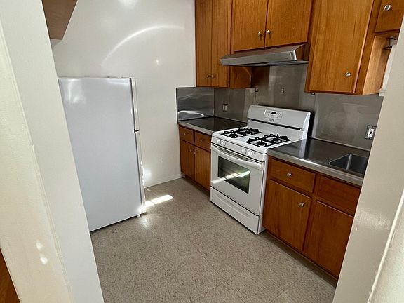 5th image of 2402 Oak St #D