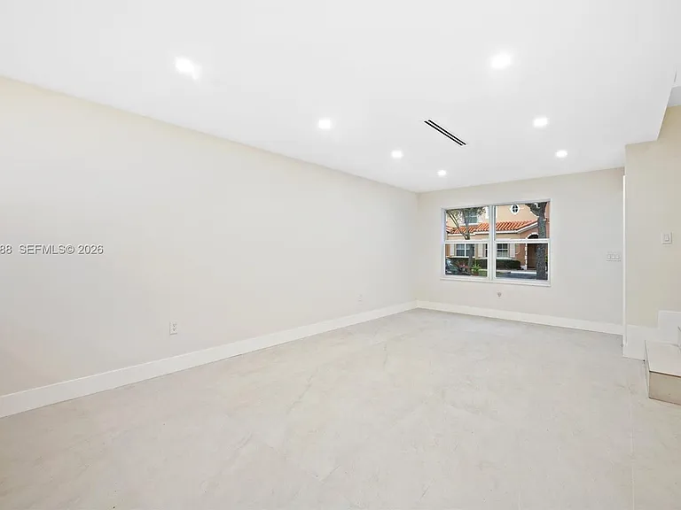 8511 NW 141st Ter #405 — Photo 5