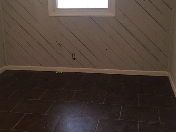 3rd image of 1426 Sylvan Dr