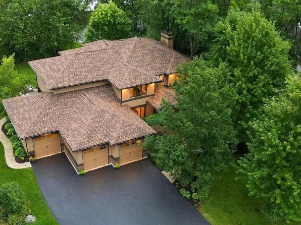 1335 E Canton Ct, Deerfield, IL 60015