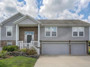 708 SW Woodland Cir, Grain Valley, MO 64029
