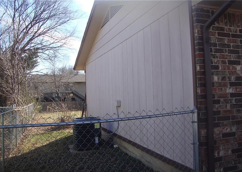 2nd image of 2220 W Wood St
