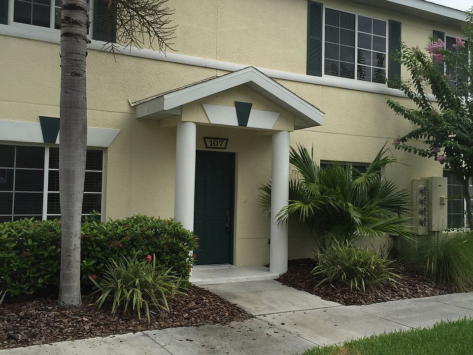 Corner townhouse condo