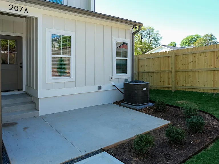207 S Calhoun St — Photo 29