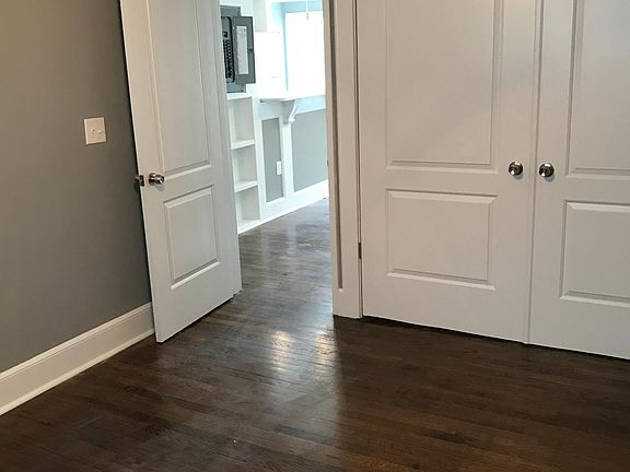 5th image of 1100 W 45th St
