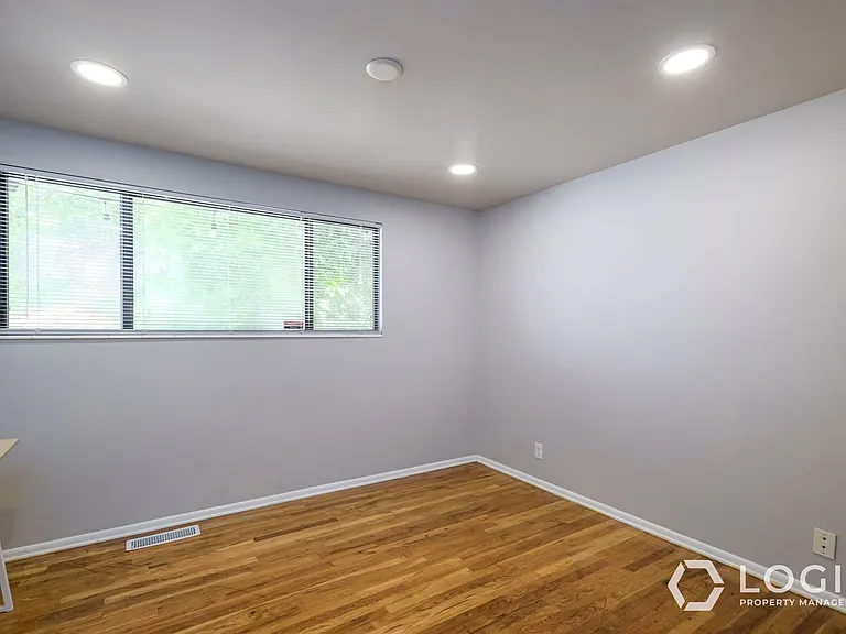 759 N Riverside Dr #UPSTAIRS — Photo 10