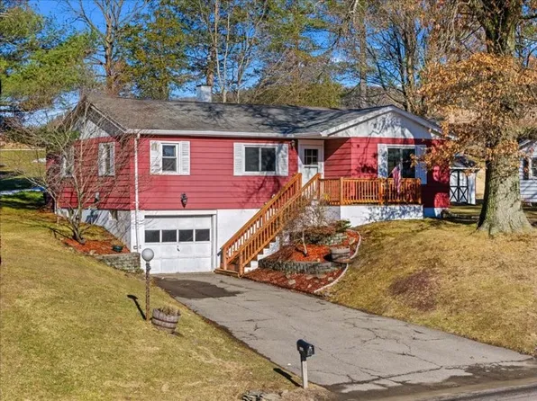1848 Nanticoke Dr, Endicott, NY 13760