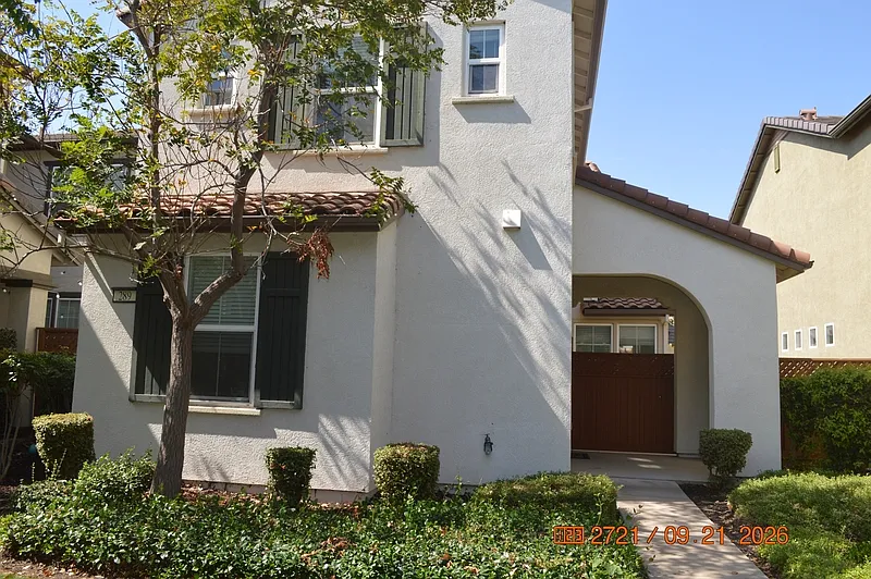 3 bed, 3.0 bath, 1718 sqft, $2,700 — Photo 1
