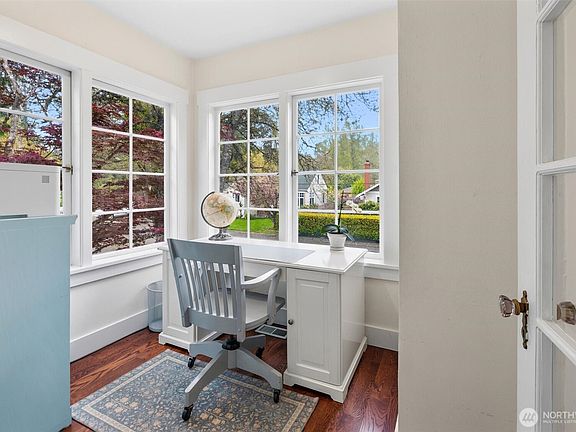 Reading nook, office, study, etc>