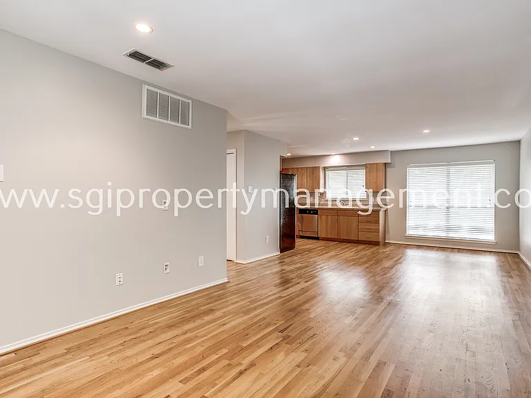 4616 W Lovers Ln — Photo 6