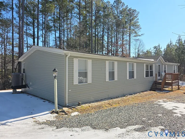 1585 Ullainee Rd — Photo 1