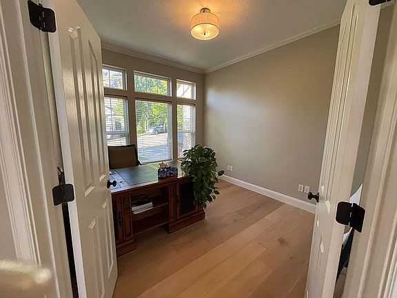 5th image of 225 N Queensland Ct