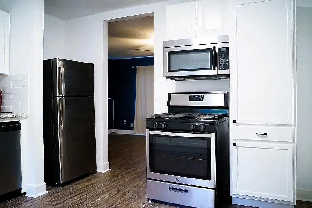 3 bed, 1.0 bath, 1050 sqft, $1,250 — Photo 3