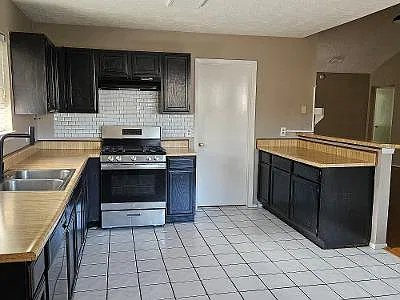 17306 Thorhill St — Photo 2