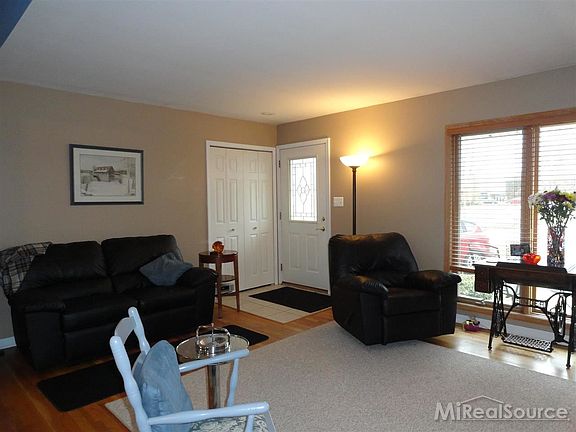 3rd image of 32448 Grinsell Dr