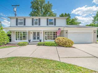 20160 Holiday Rd, Grosse Pointe Woods, MI 48236