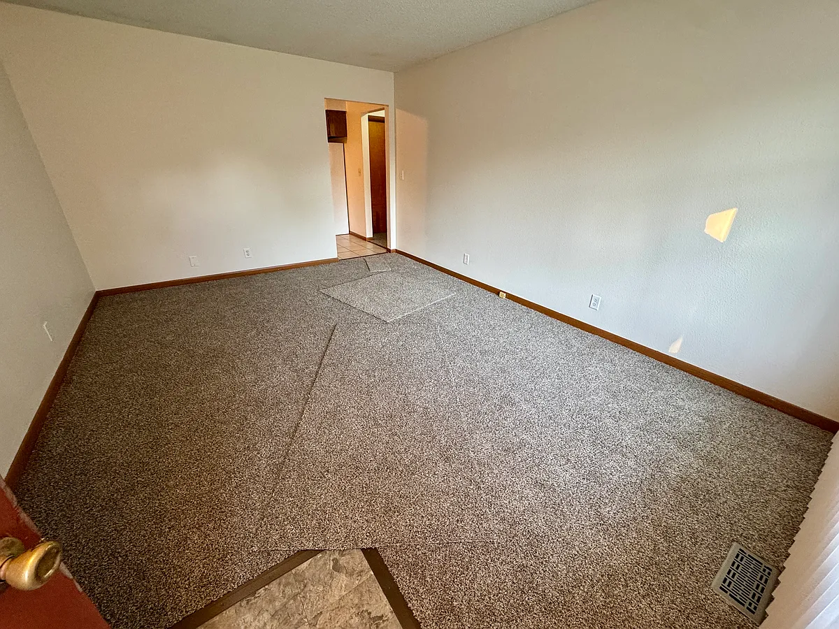 Building Photo - 1102 Brighton Dr #B