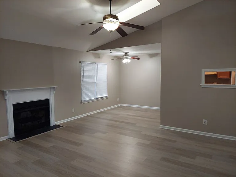 1420 Deerpond Ln — Photo 4