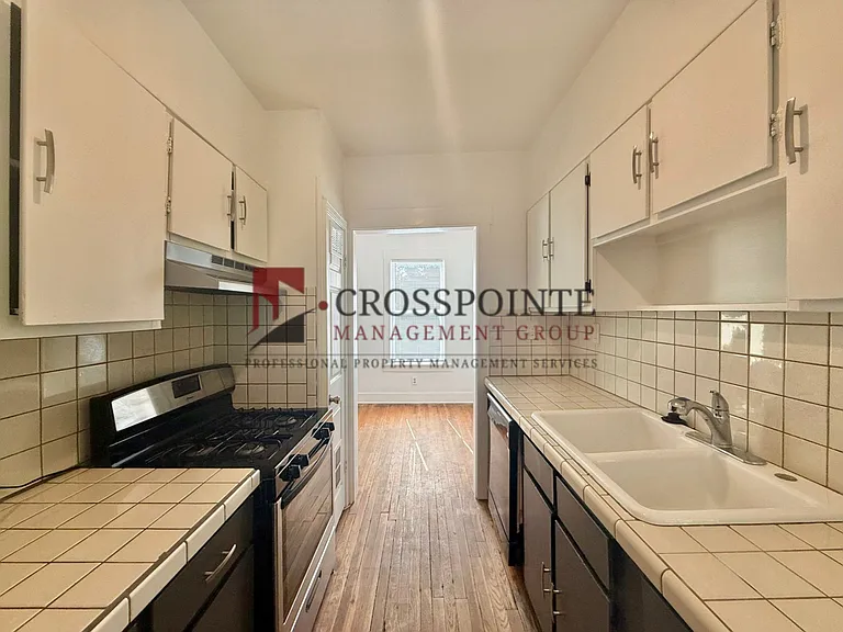 831 W Houston St — Photo 10