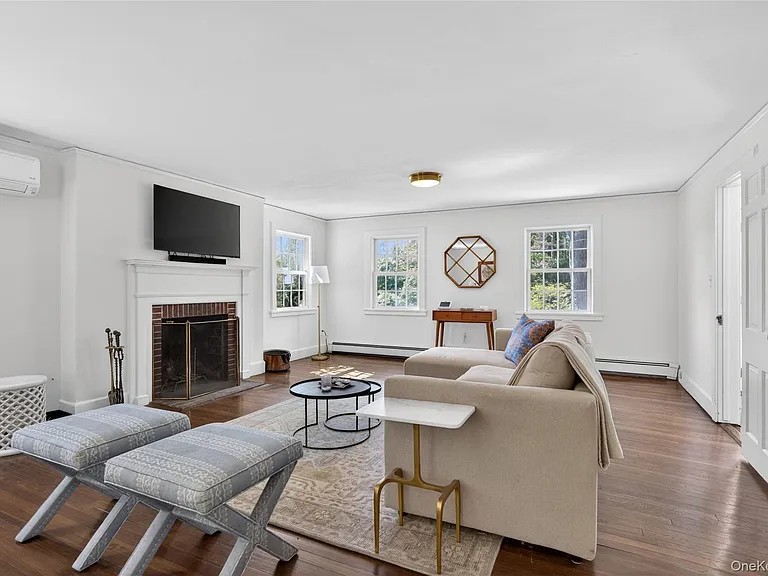 490 Duck Pond Rd — Photo 4