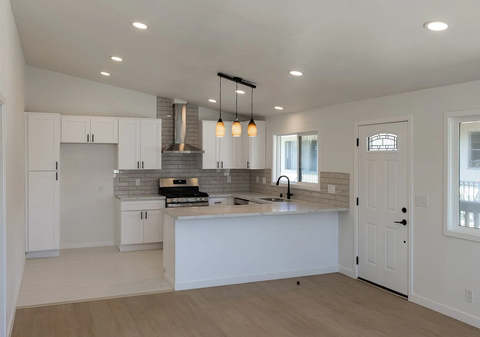 34101 El Encanto Ave — Photo 2