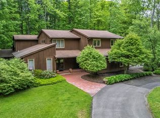 10576 Hemlock Ridge Dr, Chardon, OH 44024