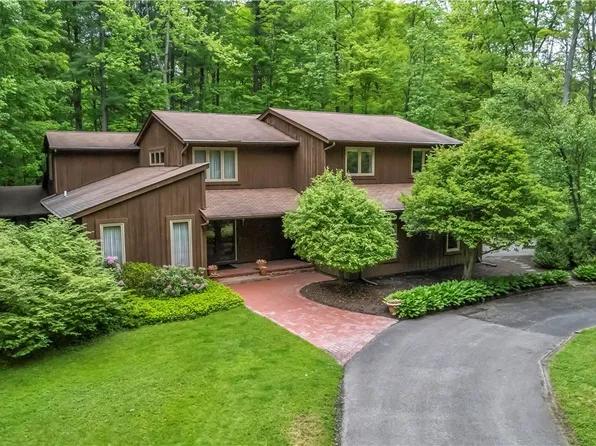 10576 Hemlock Ridge Dr, Chardon, OH 44024