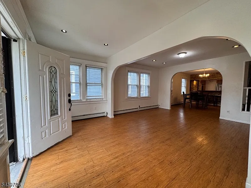 4 bed, 3.5 bath, 2150 sqft, $4,000 — Photo 2