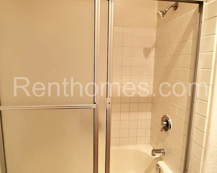 510 Camino De La Reina #104 — Photo 20