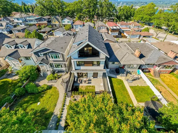 2875 Cambridge St #1, Vancouver, BC V5K 1L9