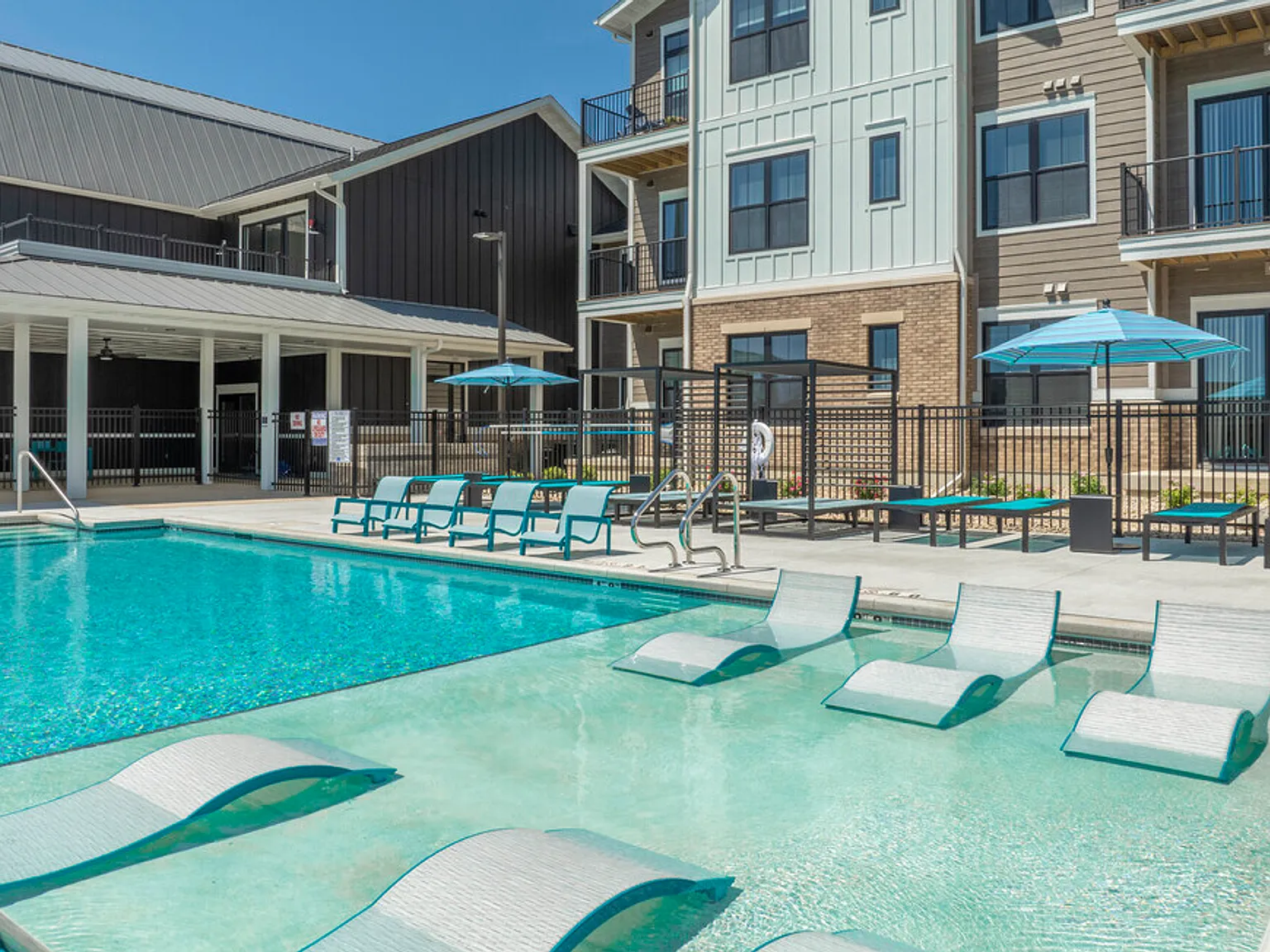 Homestead Luxury Apartments — Photo 2