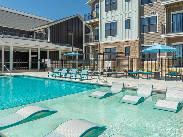 Homestead Luxury Apartments — Photo 2