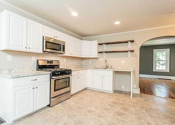 Eat in Kitchen-there is a dishwasher, not pictured