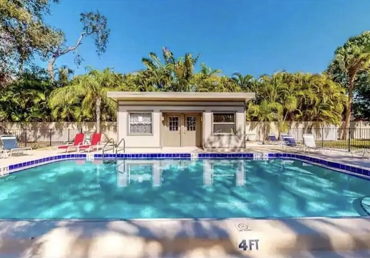 Charming 2/2 Seasonal Rental in Sarasota Minutes from the Beach! Private Courtyard Included!! — Photo 2
