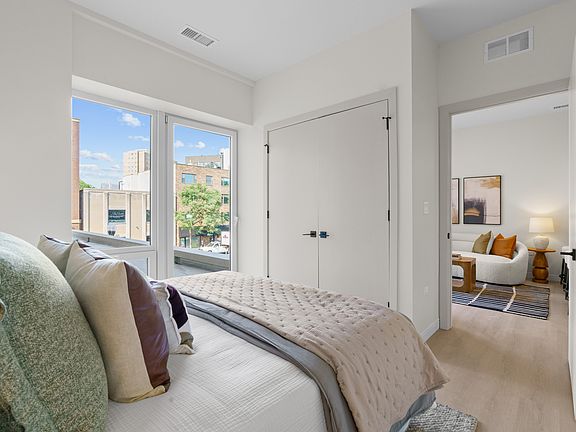 5th image of 919 W Belmont Ave #6707080