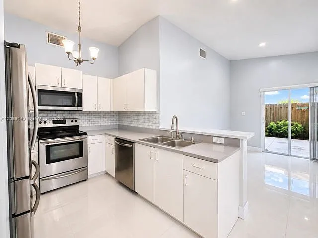 3 bed, 2.0 bath, 1489 sqft, $3,000 — Photo 3