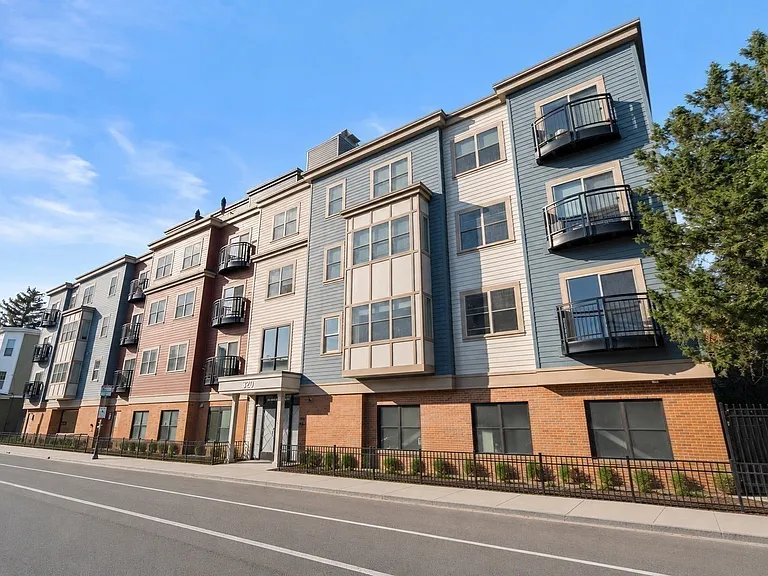 320 Maverick St #303 — Photo 16
