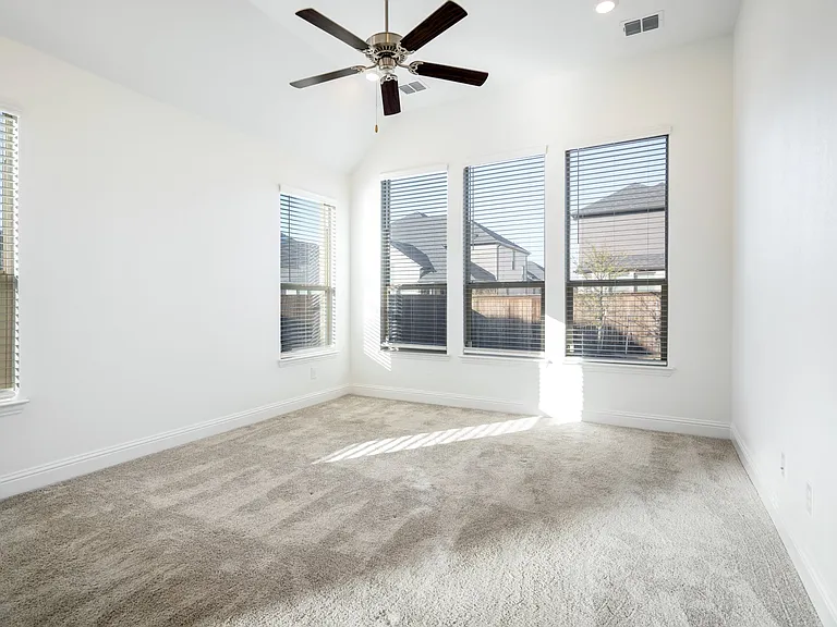 7470 Sanctuary Dr — Photo 36