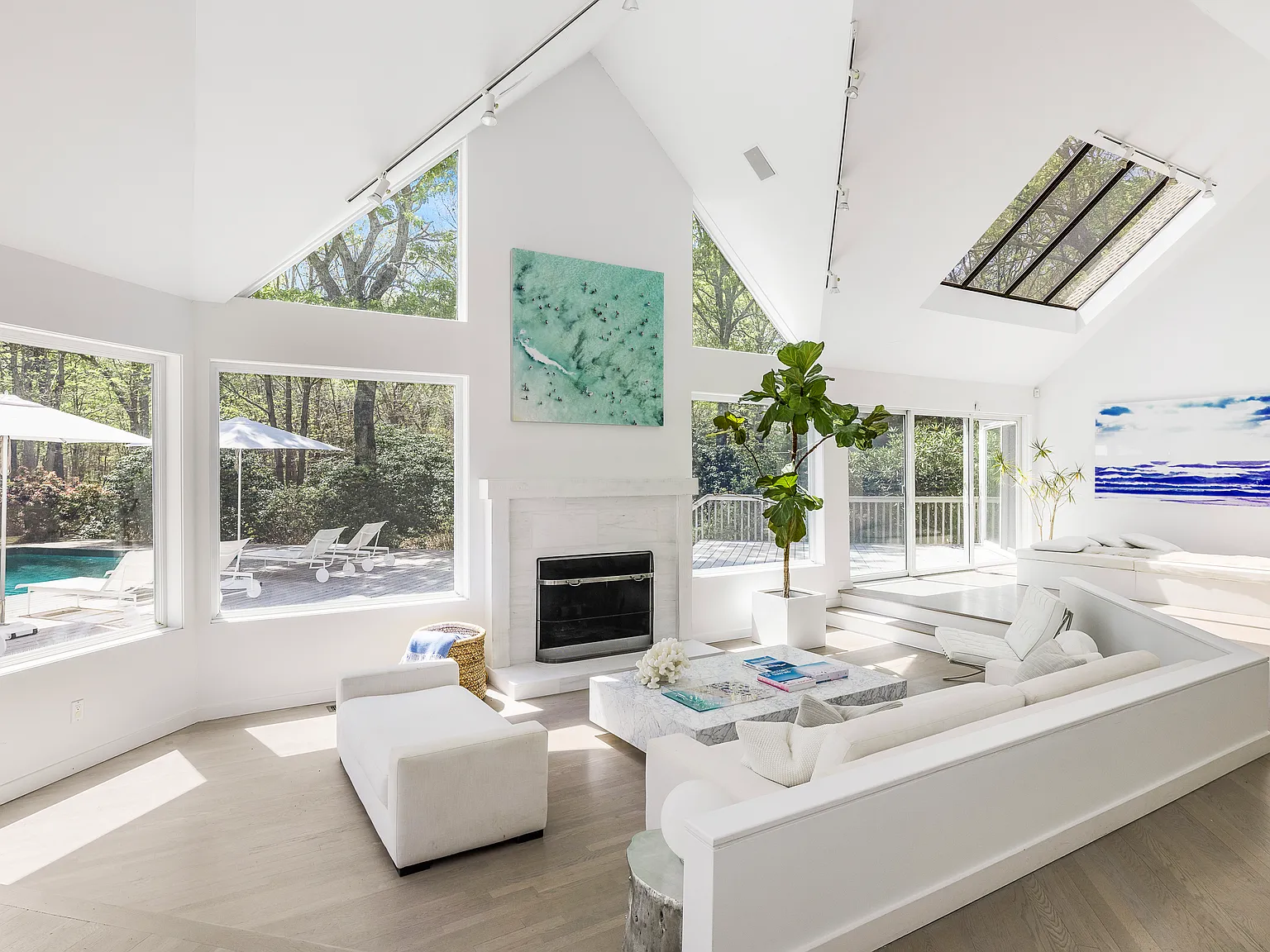 Stylish and Private Contemporary with Tennis — Photo 2